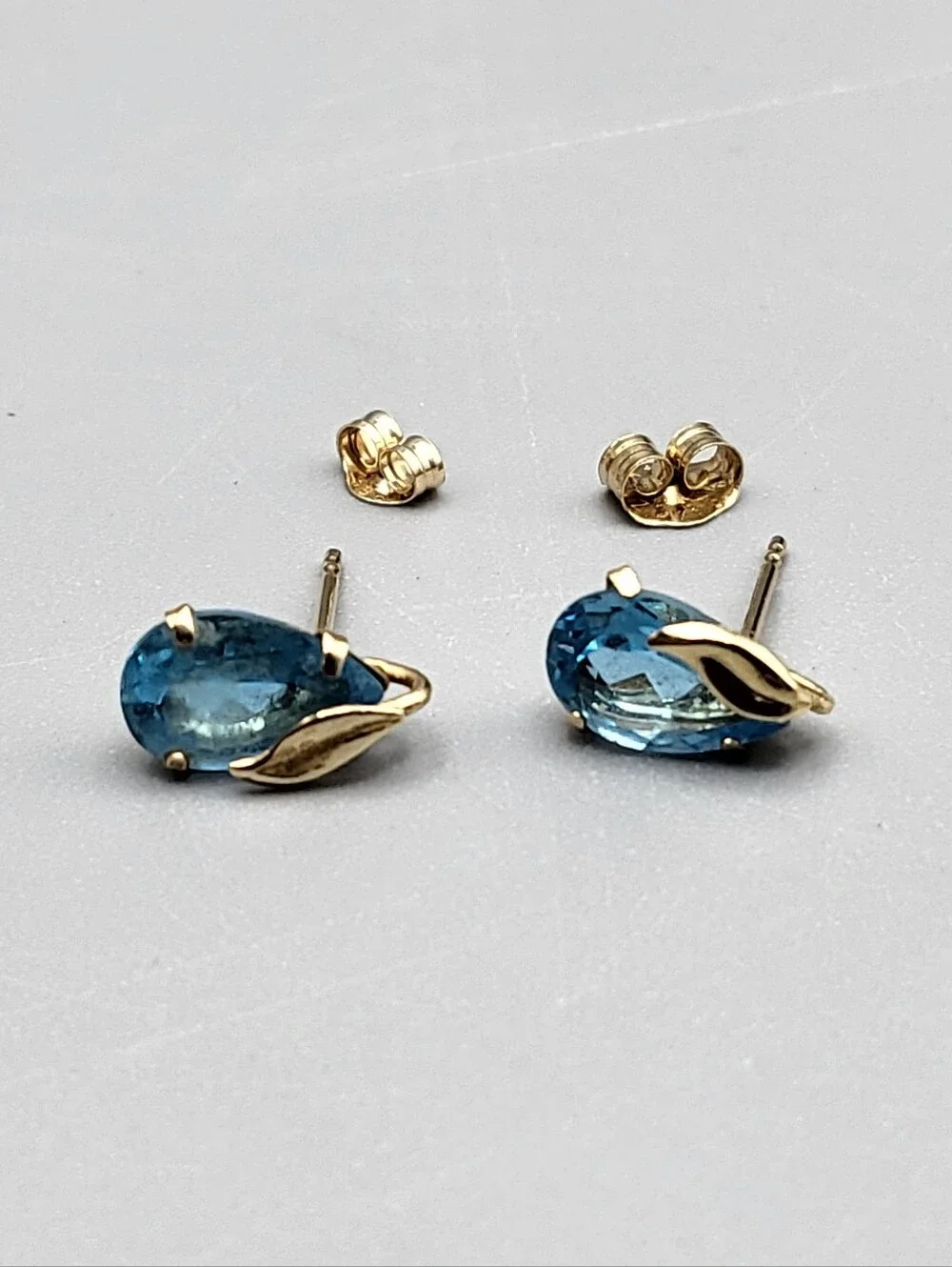 14k Gold Topaz Teardrop/ Pear w Leaf Stud Estate Mid-Century Vintage Swiss Blue